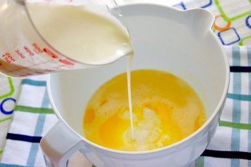 Быстрый заливной пирог с луком и яйцом. 02