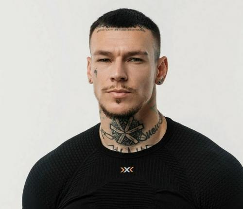 Станцевал на шесте и спел с папой: Niletto поразил зрителей на концерте со сценой в 360\xB0. 02