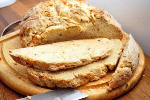 Быстрый бездрожжевой хлеб на кефире - ароматный с хрустящей корочкой.

