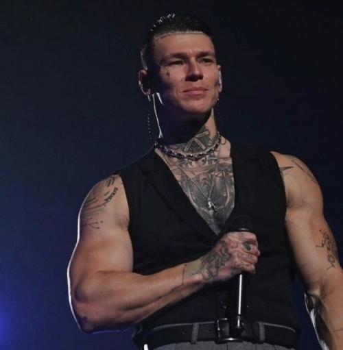 Станцевал на шесте и спел с папой: Niletto поразил зрителей на концерте со сценой в 360\xB0. 01