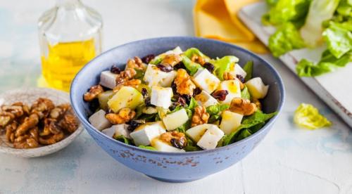 Салат с бри, яблоками и орехами.