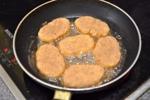 Картофельные котлеты с грибной подливой. 03