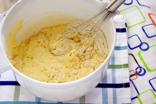 Быстрый заливной пирог с луком и яйцом. 04