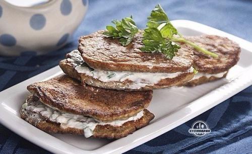 Печеночные оладушки в сметанном соусе.