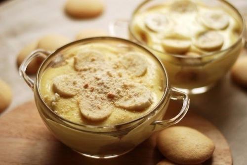 Банановый пуддинг.   Banana Pudding - это потрясающий десерт родом из соединенных штатов, состоящий из пудинга, печенья и бананов.