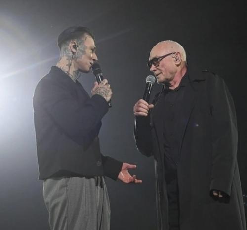 Станцевал на шесте и спел с папой: Niletto поразил зрителей на концерте со сценой в 360\xB0.  