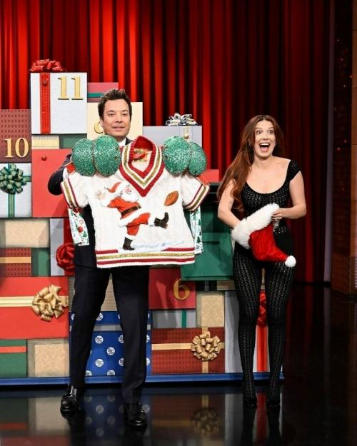 Стилисты милли Бобби Браун явно решили не сдерживаться и устроили настоящий модный перформанс! 06