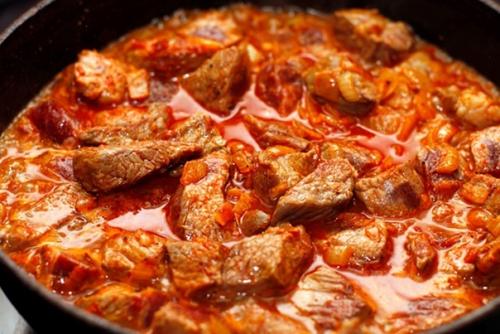 Гуляш из свинины с подливкой на сковороде.