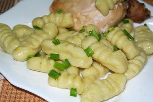 Картофельные ньокки. Ньокки - итальянское блюдо, похожее на клецки. Картофельные ньокки. Ньокки - итальянское блюдо, похожее на клецки.