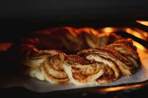 Крендель с корицей и орехами. 06