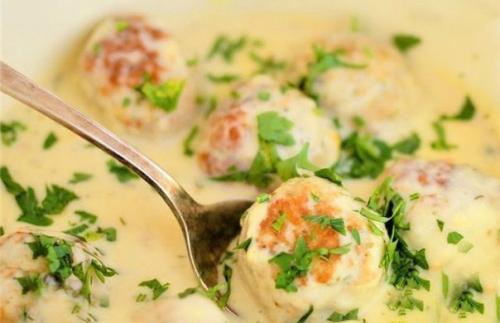 Тефтельки в сливочно - грибном соусе.