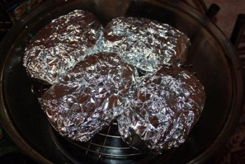 Мясо в фольге с грибами и помидорами. 04