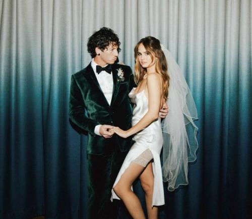 Актриса Дебби Райан и барабанщик группы Twenty One Pilots Джош дан стали родителями. 02