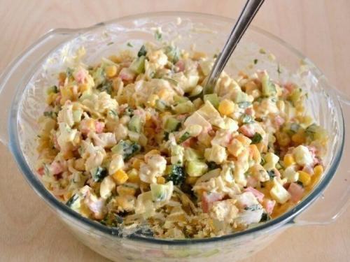 О ЧЕМ ГОВОРИТ ЛИЦО:  ЛОБ:  В том случае, Если угри появляются ближе к линии роста волос, это говорит о нарушениях в работе желчного пузыря. 03