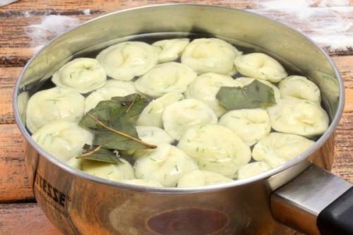 Домашние пельмени из теста с зеленью. 09