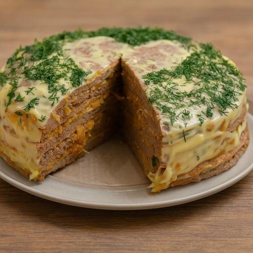 Печёночный тоpт.

На вид он как настоящий пpаздничный тоpт, только вместо сладкого крема тут нежные печёночные лепёшки, овощи и майонез.  