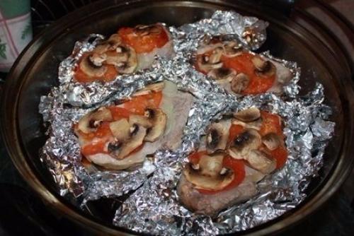 Мясо в фольге с грибами и помидорами. 03
