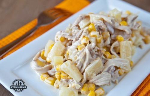 Салат с курицей и ананасами.

