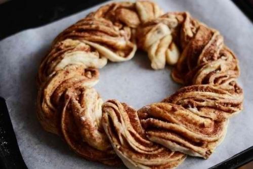 Крендель с корицей и орехами. 05