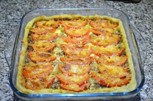 Открытый мясной пирог из картофельного теста.