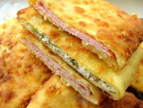 Сырные лепешки с начинкой.