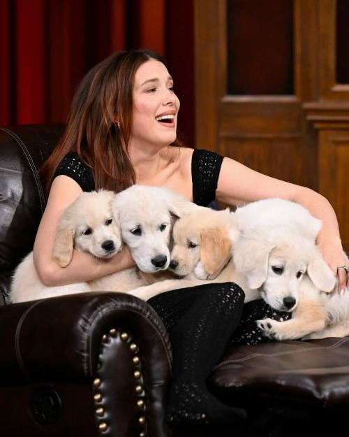 Стилисты милли Бобби Браун явно решили не сдерживаться и устроили настоящий модный перформанс! 01