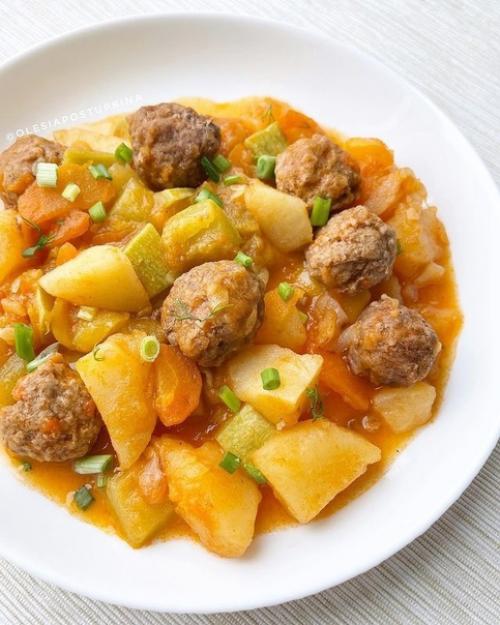 Рагу с фрикадельками.