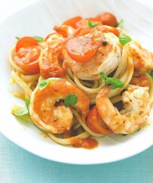 Паста с креветками, помидорами и базиликом. Паста с креветками, помидорами и базиликом.
