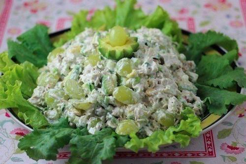 Салат с куриной грудкой и виноградом.