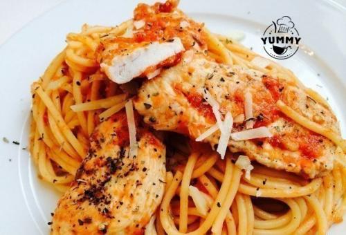 Спагетти с курицей в томатном соусе. Спагетти с курицей в томатном соусе.