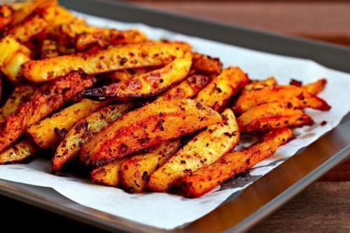 Ароматный картофель фри, запеченный в духовке.

