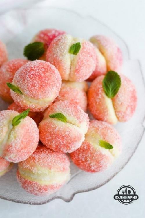 Пирожное "Персики" с начинкой маскарпоне.