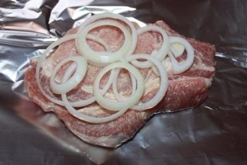 Мясо в фольге с грибами и помидорами. 01