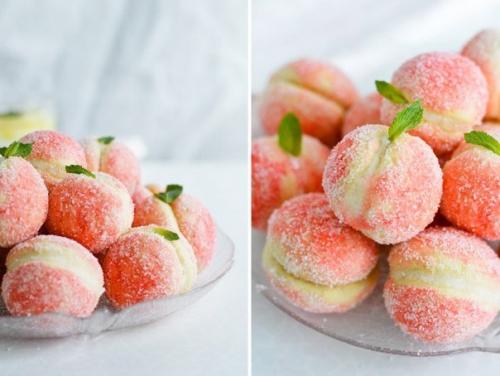 Пирожное "Персики" с начинкой маскарпоне.