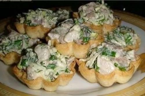 Закуска тарталетки с сельдью.