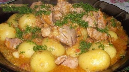 Мясо с овощами и молодым картофелем.
