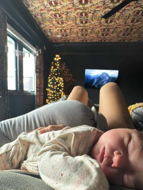 Актриса Дебби Райан и барабанщик группы Twenty One Pilots Джош дан стали родителями. 01