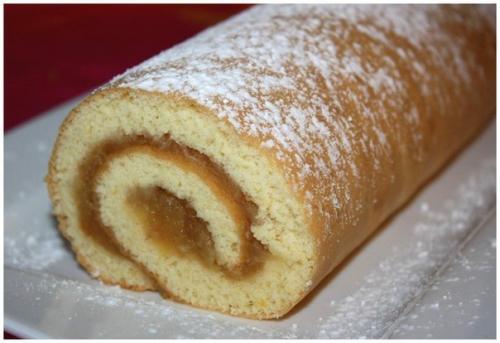 Быстрый рулет с яблочной начинкой.