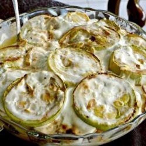 Жареные кабачки с чесночным соусом.