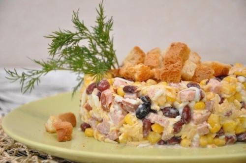 Салат с чесночными сухариками? 

