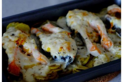 Форель под чесночным соусом, запеченная на картофельной 