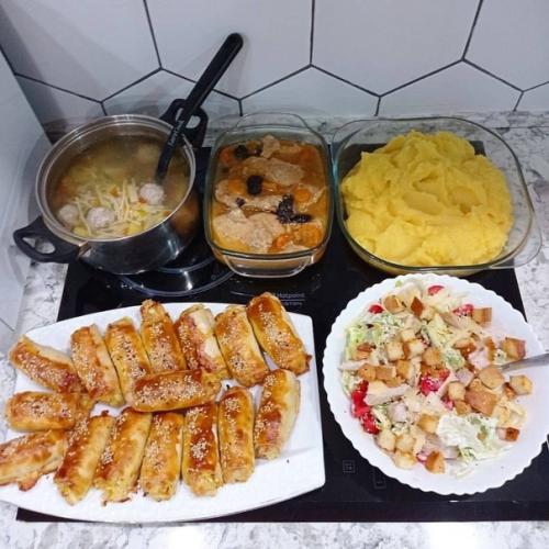 Скатерть - Самобранка. Мы готовим один день - хватает на три.