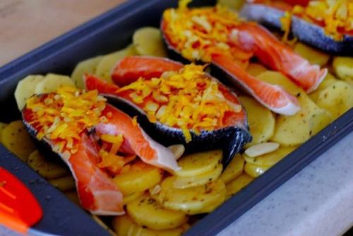 Форель под чесночным соусом, запеченная на картофельной Подушке? 03