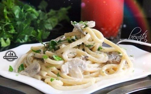 Спагетти с грибами в сливочном соусе.