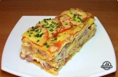 Лазанья с помидорами, сыром и ветчиной.

