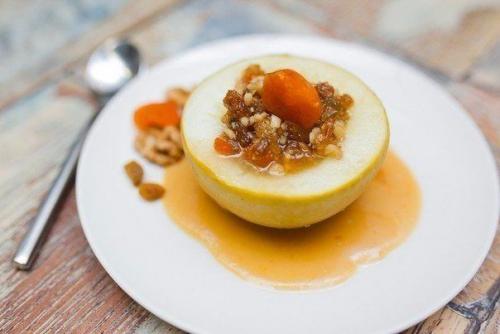 Запечённое яблоко с сухофруктами в духовке. Запечённое яблоко с сухофруктами в духовке.