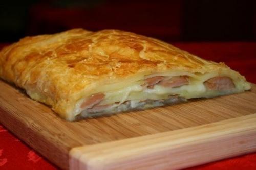Штрудель с картофелем и сосисками.