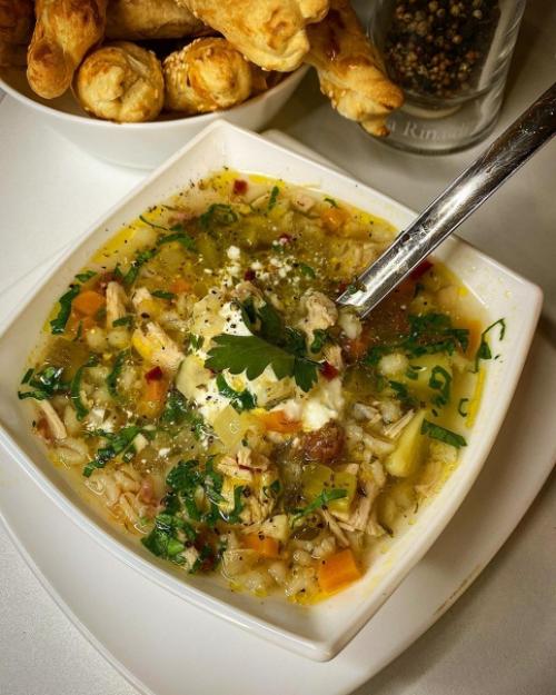 Рассольник с копчёнными рёбрышками.