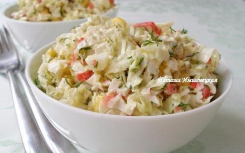 Салат из пекинской капусты с крабовыми палочками.