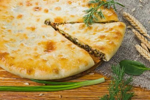 Осeтинский пирог с сыром и зeлeным луком.

